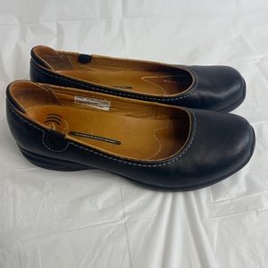 Aura Women’s business casual leather comfort flat, deep blue, slip on